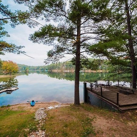 Cozy Cottage On Arbutus Lake Traverse City Bagian luar foto