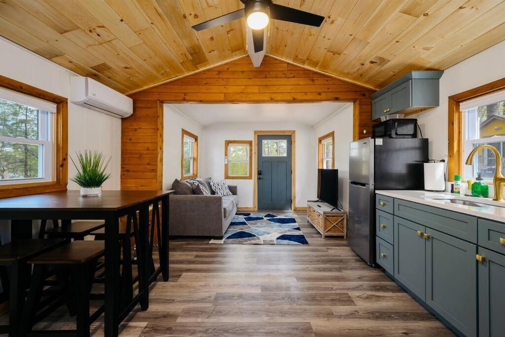 Cozy Cottage On Arbutus Lake Traverse City Bagian luar foto