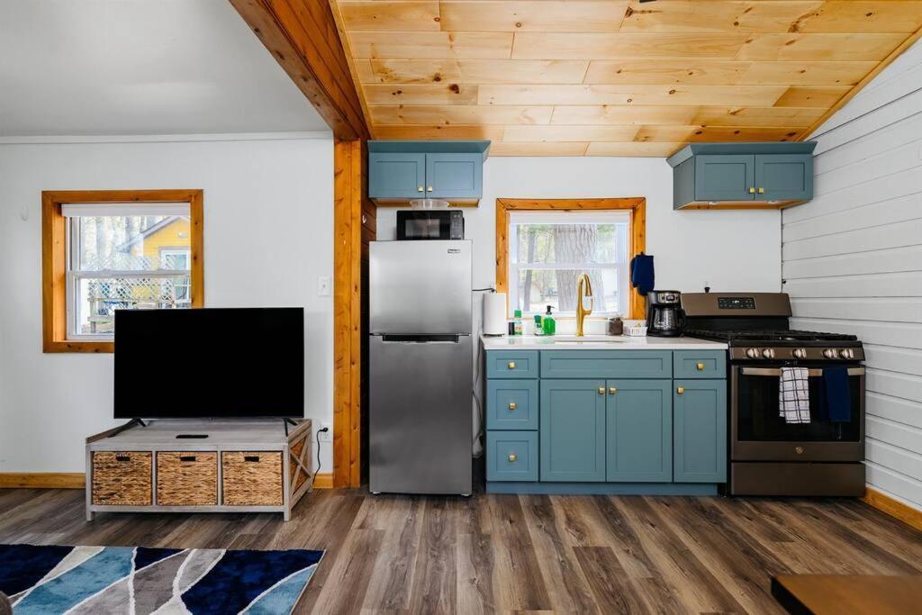 Cozy Cottage On Arbutus Lake Traverse City Bagian luar foto