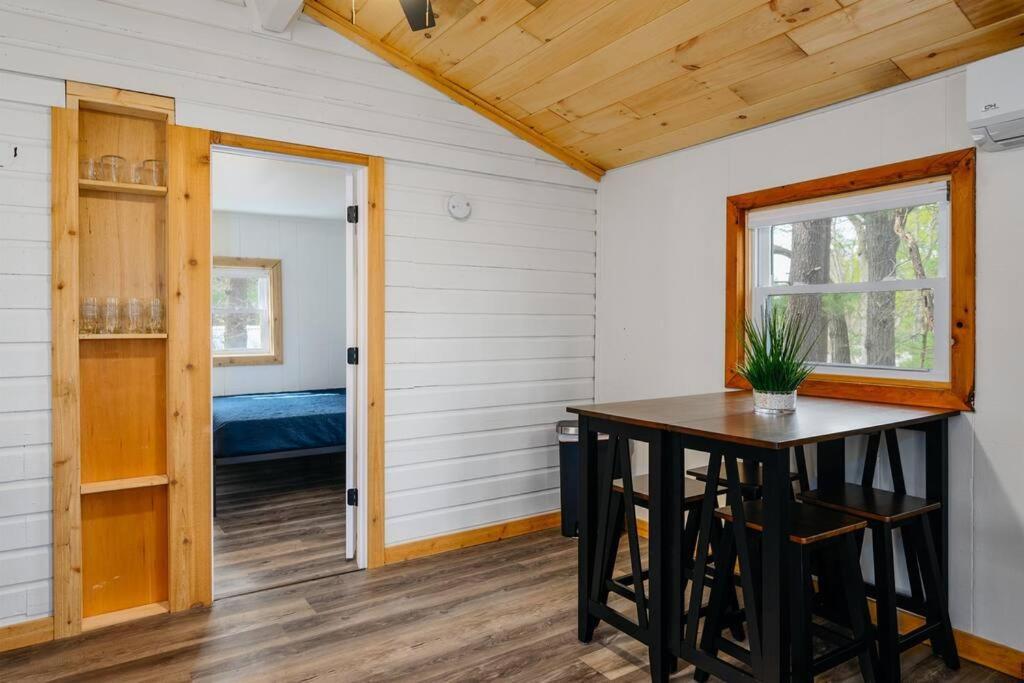 Cozy Cottage On Arbutus Lake Traverse City Bagian luar foto