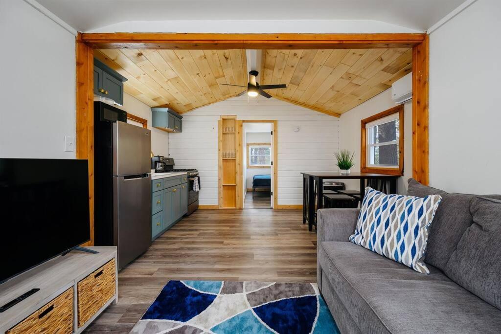 Cozy Cottage On Arbutus Lake Traverse City Bagian luar foto